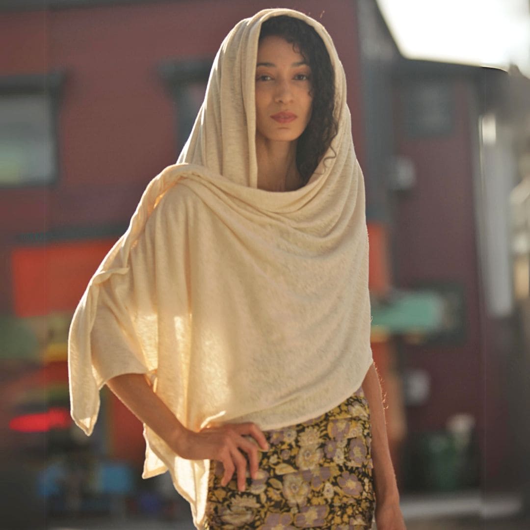 Essential Travel Wrap – Lightweight Insect-Repellent Scarf for Women & Men